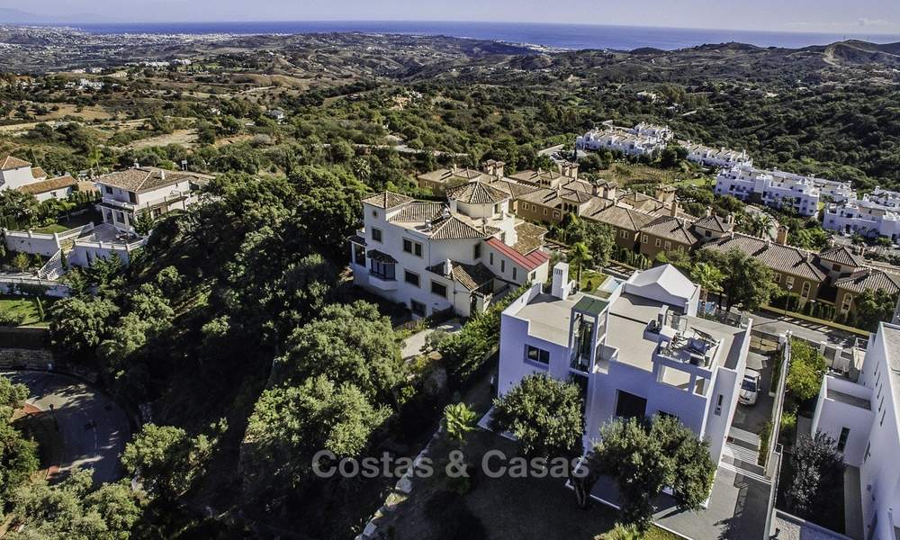 Zeer ruime moderne nieuwbouw villa met prachtig zeezicht te koop in de heuvels van Oost-Marbella 18963