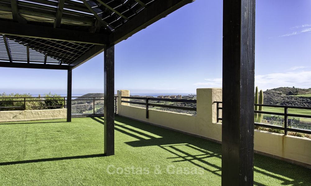 Zeer ruim en modern penthouse appartement te koop, aan de golfbaan en met panoramische uitzichten, te Mijas, Costa del Sol 19037