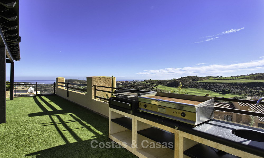 Zeer ruim en modern penthouse appartement te koop, aan de golfbaan en met panoramische uitzichten, te Mijas, Costa del Sol 19040