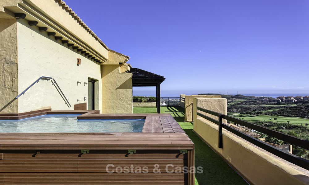 Zeer ruim en modern penthouse appartement te koop, aan de golfbaan en met panoramische uitzichten, te Mijas, Costa del Sol 19047