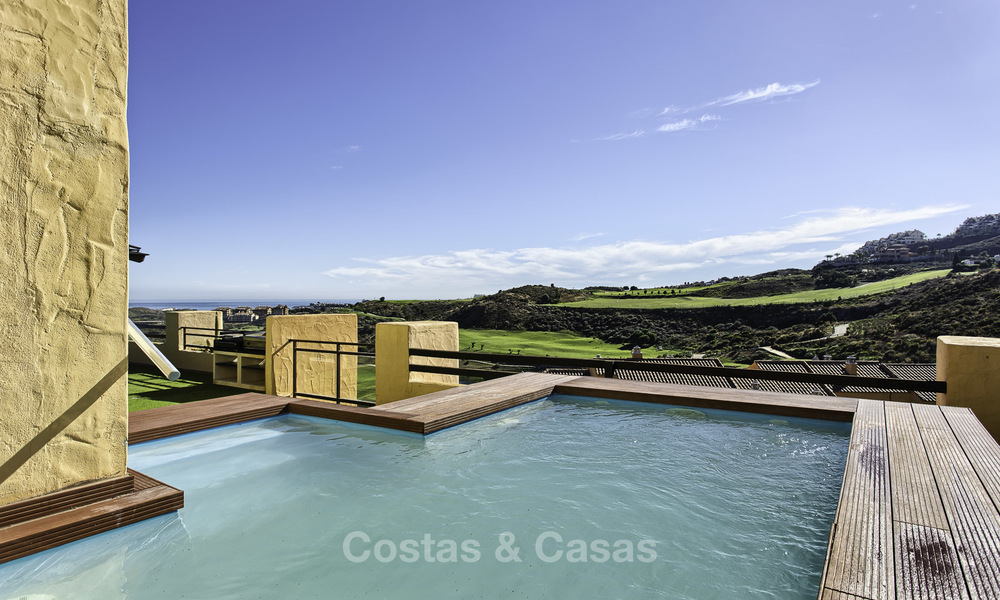 Zeer ruim en modern penthouse appartement te koop, aan de golfbaan en met panoramische uitzichten, te Mijas, Costa del Sol 19048