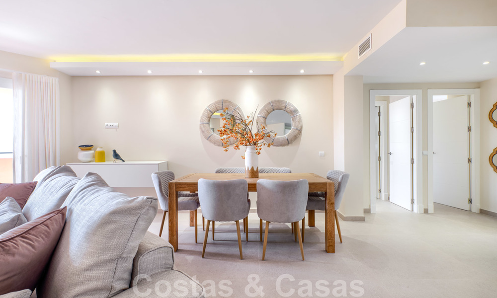 Mooi, volledig gerenoveerd eerstelijns strand penthouse appartement met prachtig zeezicht te koop, West-Estepona 26825