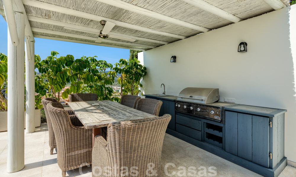 Recentelijk volledig gerenoveerde traditionele villa met zee en bergzicht te koop, Nueva Andalucia, Marbella 33625