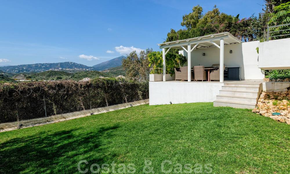 Recentelijk volledig gerenoveerde traditionele villa met zee en bergzicht te koop, Nueva Andalucia, Marbella 33628