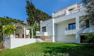 Recentelijk volledig gerenoveerde traditionele villa met zee en bergzicht te koop, Nueva Andalucia, Marbella 33630 