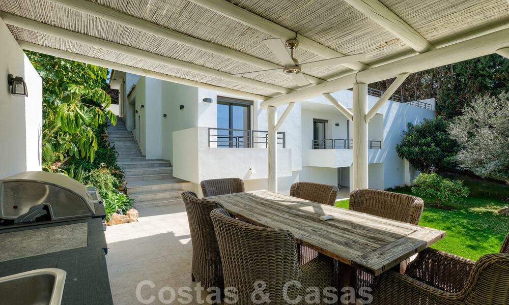 Recentelijk volledig gerenoveerde traditionele villa met zee en bergzicht te koop, Nueva Andalucia, Marbella 33631