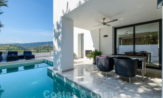 Recentelijk volledig gerenoveerde traditionele villa met zee en bergzicht te koop, Nueva Andalucia, Marbella 33656 