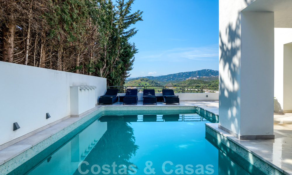 Recentelijk volledig gerenoveerde traditionele villa met zee en bergzicht te koop, Nueva Andalucia, Marbella 33657