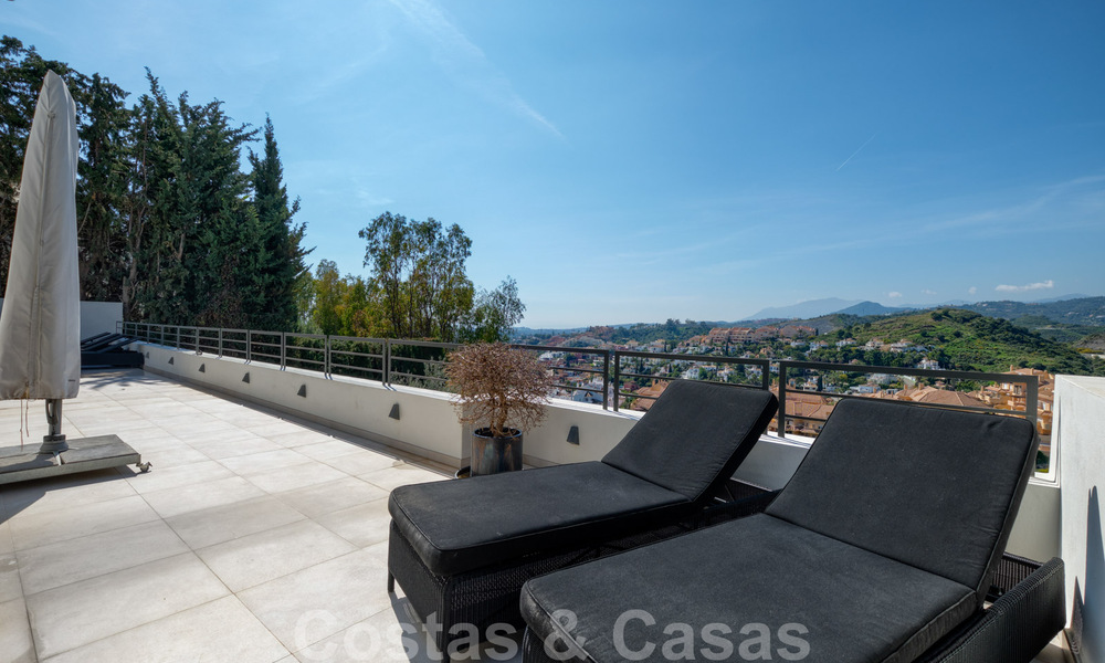Recentelijk volledig gerenoveerde traditionele villa met zee en bergzicht te koop, Nueva Andalucia, Marbella 33660