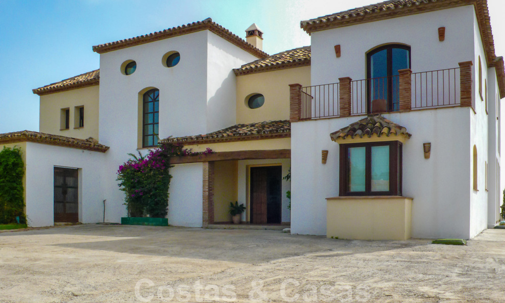 Villa in de bergen te koop met panoramisch berg-, kust- en zeezicht, Marbella - Benahavis, Costa del Sol 37204