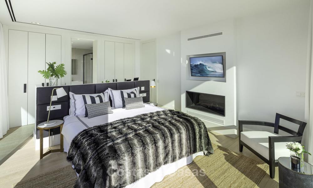 Fonkelnieuwe, instapklare moderne luxe villa met heerlijk zeezicht te koop in een gegeerde golfclub, Benahavis - Marbella 19546