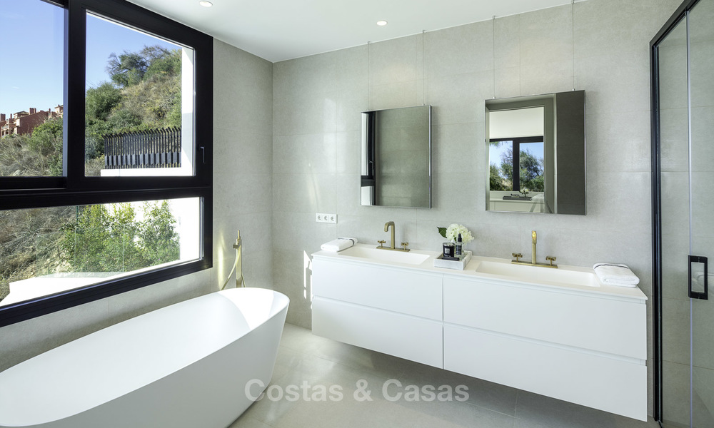 Fonkelnieuwe, instapklare moderne luxe villa met heerlijk zeezicht te koop in een gegeerde golfclub, Benahavis - Marbella 19547