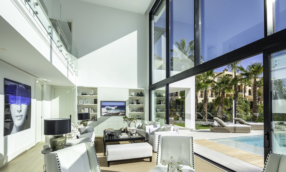 Fonkelnieuwe, instapklare moderne luxe villa met heerlijk zeezicht te koop in een gegeerde golfclub, Benahavis - Marbella 19548