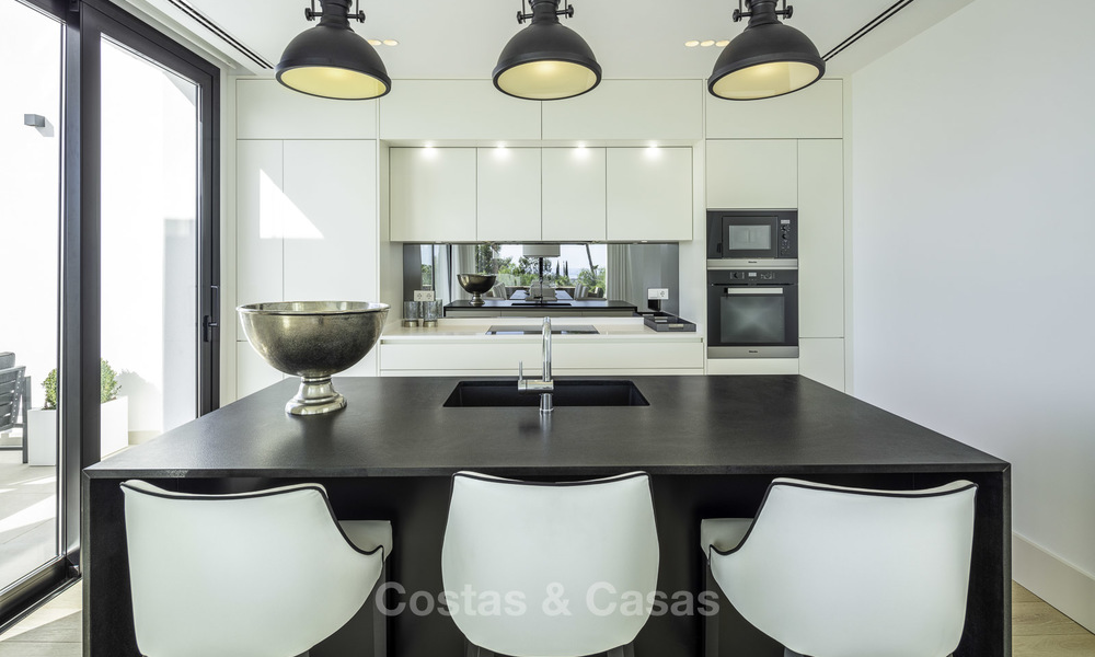 Fonkelnieuwe, instapklare moderne luxe villa met heerlijk zeezicht te koop in een gegeerde golfclub, Benahavis - Marbella 19551