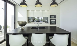 Fonkelnieuwe, instapklare moderne luxe villa met heerlijk zeezicht te koop in een gegeerde golfclub, Benahavis - Marbella 19551 