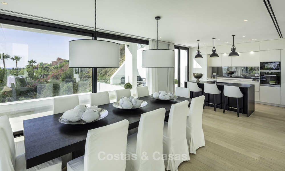 Fonkelnieuwe, instapklare moderne luxe villa met heerlijk zeezicht te koop in een gegeerde golfclub, Benahavis - Marbella 19552