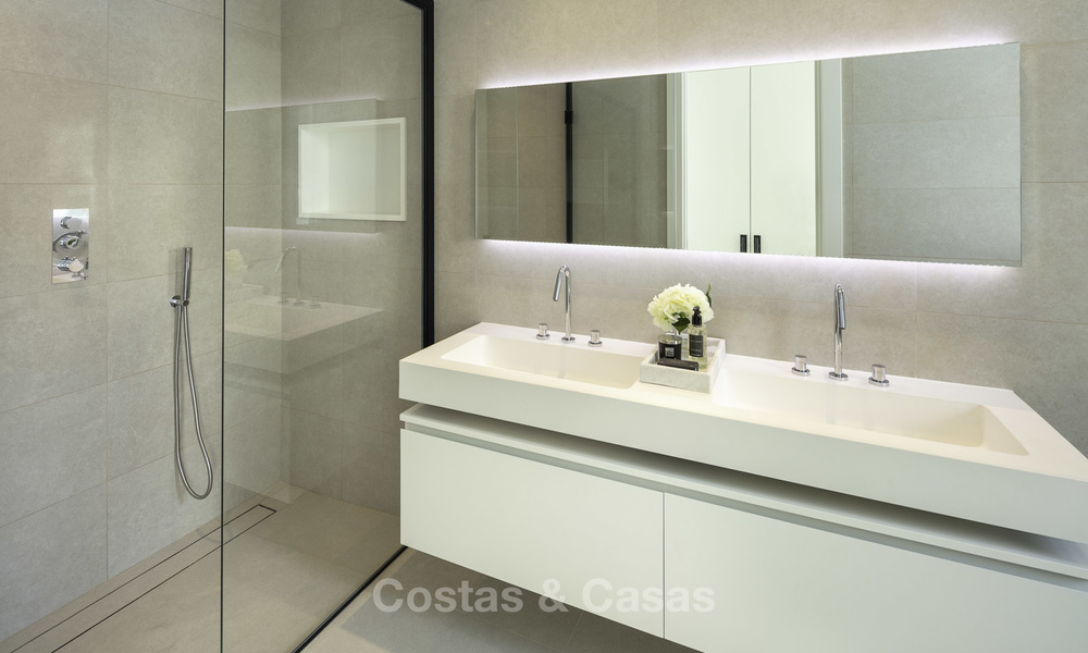 Fonkelnieuwe, instapklare moderne luxe villa met heerlijk zeezicht te koop in een gegeerde golfclub, Benahavis - Marbella 19561