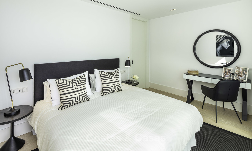 Fonkelnieuwe, instapklare moderne luxe villa met heerlijk zeezicht te koop in een gegeerde golfclub, Benahavis - Marbella 19562