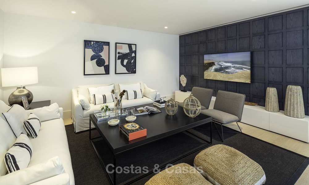 Fonkelnieuwe, instapklare moderne luxe villa met heerlijk zeezicht te koop in een gegeerde golfclub, Benahavis - Marbella 19563