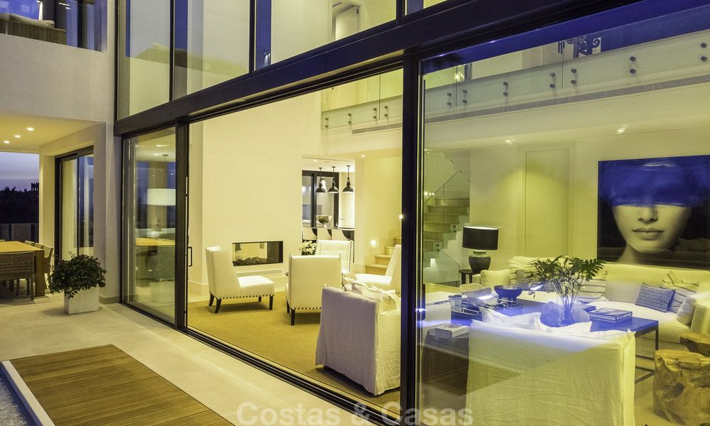 Fonkelnieuwe, instapklare moderne luxe villa met heerlijk zeezicht te koop in een gegeerde golfclub, Benahavis - Marbella 19566