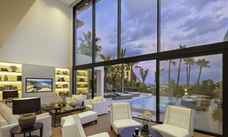 Fonkelnieuwe, instapklare moderne luxe villa met heerlijk zeezicht te koop in een gegeerde golfclub, Benahavis - Marbella 19567 