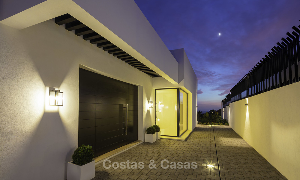 Fonkelnieuwe, instapklare moderne luxe villa met heerlijk zeezicht te koop in een gegeerde golfclub, Benahavis - Marbella 19572