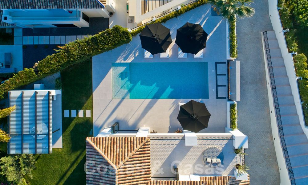 Oogstrelende, volledig gerenoveerde luxe villa te koop, met golf- en zeezicht in Nueva Andalucía, Marbella 19850