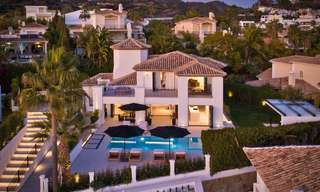 Oogstrelende, volledig gerenoveerde luxe villa te koop, met golf- en zeezicht in Nueva Andalucía, Marbella 19857 