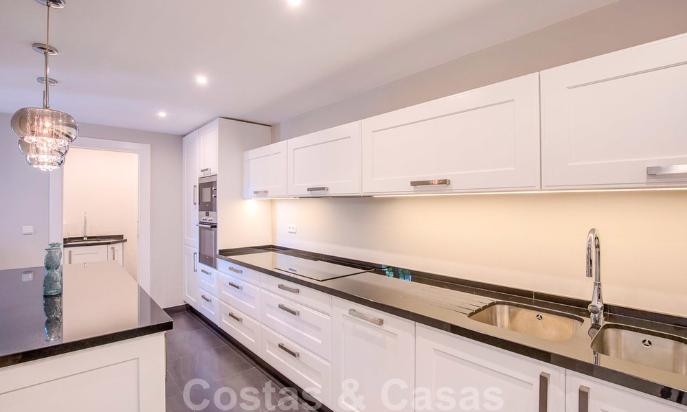 Mooi ingerichte, half vrijstaande schakelwoning te koop, op de eerste lijn van een prestigieuze golfbaan te Benahavis - Marbella 19899