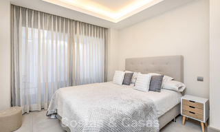 Grote prijsverlaging! Zeer elegant, volledig gerenoveerd luxe appartement te koop, direct aan een prominente golfbaan, Nueva Andalucia, Marbella 20032 
