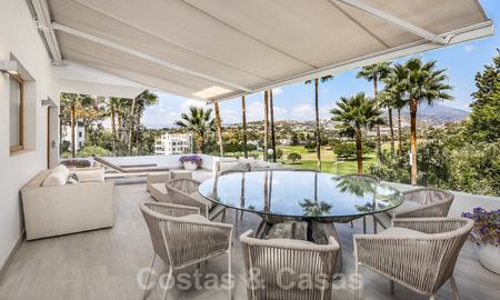 Grote prijsverlaging! Zeer elegant, volledig gerenoveerd luxe appartement te koop, direct aan een prominente golfbaan, Nueva Andalucia, Marbella 20038