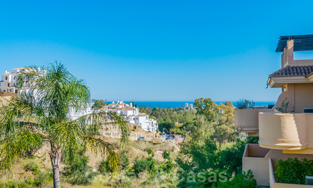 Mooi appartement met groot terras en prachtig uitzicht op zee te koop in een luxe complex met veel voorzieningen in Nueva Andalucia, Marbella 20088