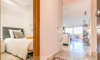 Mooi appartement met groot terras en prachtig uitzicht op zee te koop in een luxe complex met veel voorzieningen in Nueva Andalucia, Marbella 20095 