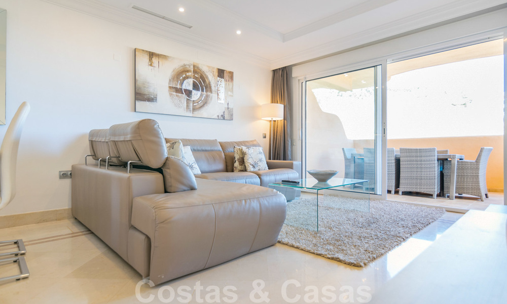 Mooi appartement met groot terras en prachtig uitzicht op zee te koop in een luxe complex met veel voorzieningen in Nueva Andalucia, Marbella 20107