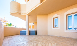 Mooi appartement met groot terras en prachtig uitzicht op zee te koop in een luxe complex met veel voorzieningen in Nueva Andalucia, Marbella 20109 