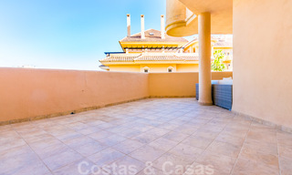 Mooi appartement met groot terras en prachtig uitzicht op zee te koop in een luxe complex met veel voorzieningen in Nueva Andalucia, Marbella 20111 