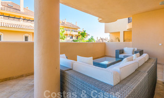 Mooi appartement met groot terras en prachtig uitzicht op zee te koop in een luxe complex met veel voorzieningen in Nueva Andalucia, Marbella 20112 
