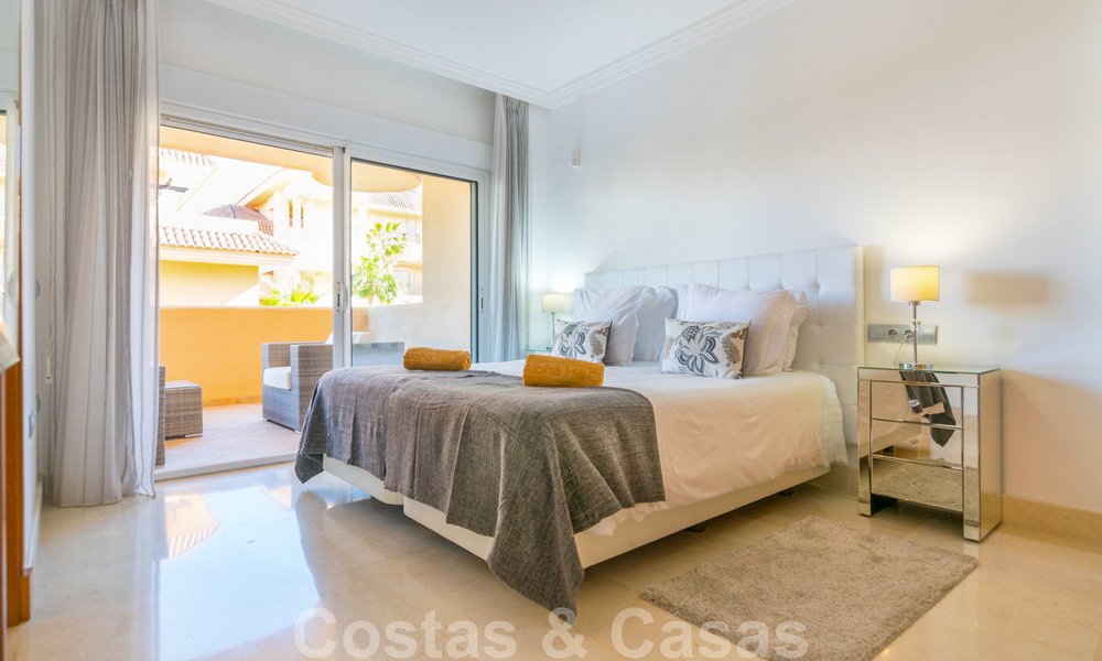 Mooi appartement met groot terras en prachtig uitzicht op zee te koop in een luxe complex met veel voorzieningen in Nueva Andalucia, Marbella 20121