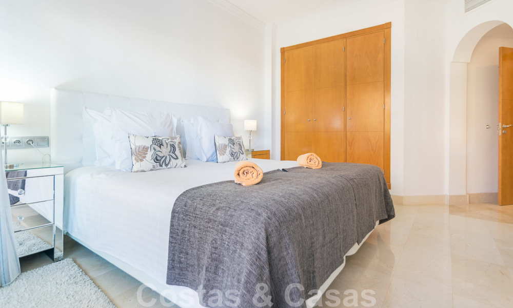 Mooi appartement met groot terras en prachtig uitzicht op zee te koop in een luxe complex met veel voorzieningen in Nueva Andalucia, Marbella 20123