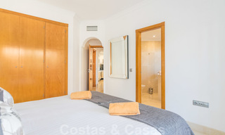 Mooi appartement met groot terras en prachtig uitzicht op zee te koop in een luxe complex met veel voorzieningen in Nueva Andalucia, Marbella 20125 