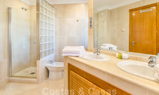 Mooi appartement met groot terras en prachtig uitzicht op zee te koop in een luxe complex met veel voorzieningen in Nueva Andalucia, Marbella 20128 