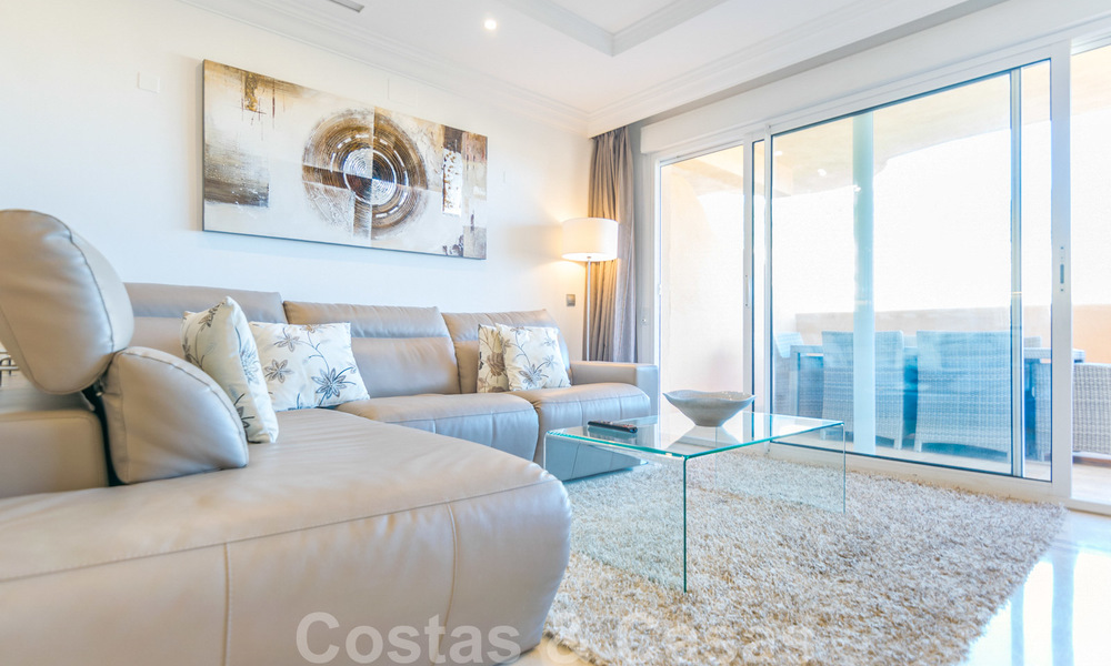 Mooi appartement met groot terras en prachtig uitzicht op zee te koop in een luxe complex met veel voorzieningen in Nueva Andalucia, Marbella 20133