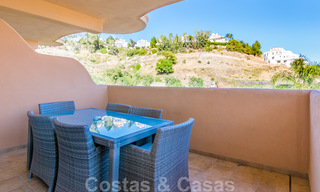 Mooi appartement met groot terras en prachtig uitzicht op zee te koop in een luxe complex met veel voorzieningen in Nueva Andalucia, Marbella 20140 