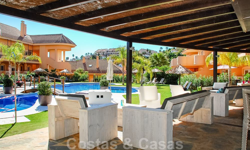 Mooi appartement met groot terras en prachtig uitzicht op zee te koop in een luxe complex met veel voorzieningen in Nueva Andalucia, Marbella 20216