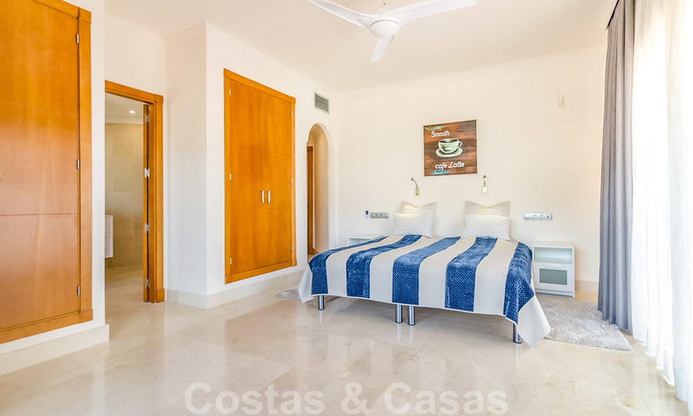 Ruim, volledig gerenoveerd appartement met zeezicht te koop in een luxe complex met talrijke voorzieningen in Nueva Andalucia, Marbella 20182