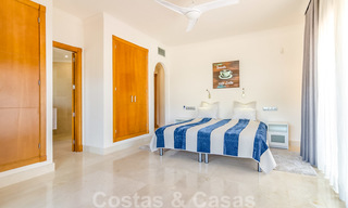 Ruim, volledig gerenoveerd appartement met zeezicht te koop in een luxe complex met talrijke voorzieningen in Nueva Andalucia, Marbella 20182 
