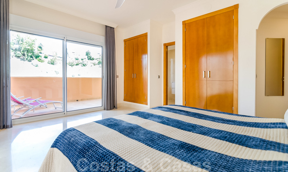 Ruim, volledig gerenoveerd appartement met zeezicht te koop in een luxe complex met talrijke voorzieningen in Nueva Andalucia, Marbella 20183