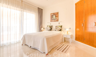 Ruim, volledig gerenoveerd appartement met zeezicht te koop in een luxe complex met talrijke voorzieningen in Nueva Andalucia, Marbella 20185 
