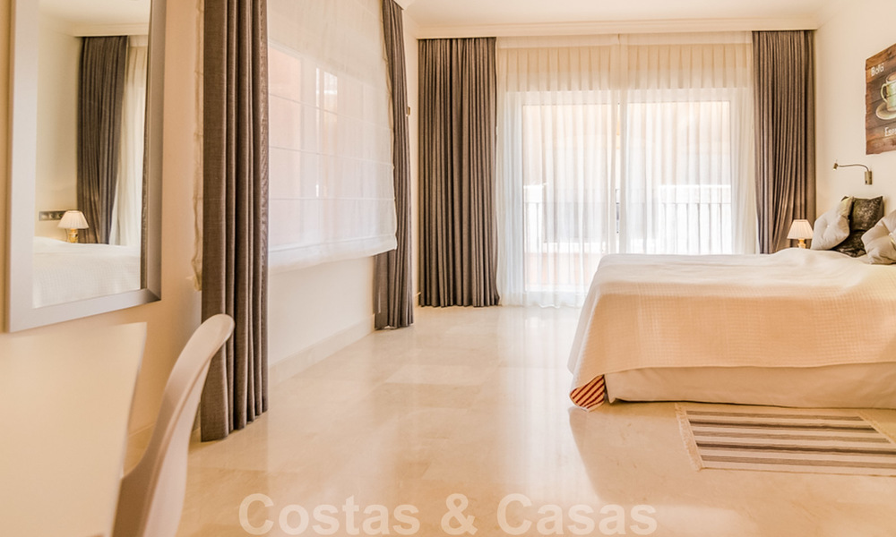 Ruim, volledig gerenoveerd appartement met zeezicht te koop in een luxe complex met talrijke voorzieningen in Nueva Andalucia, Marbella 20189