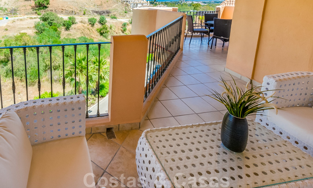 Ruim, volledig gerenoveerd appartement met zeezicht te koop in een luxe complex met talrijke voorzieningen in Nueva Andalucia, Marbella 20190